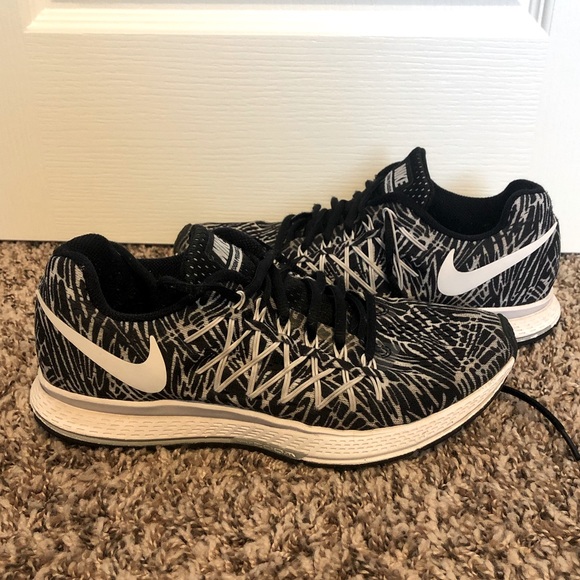 Nike Shoes - Nike Zoom Pegasus 32 - black and white, size 8